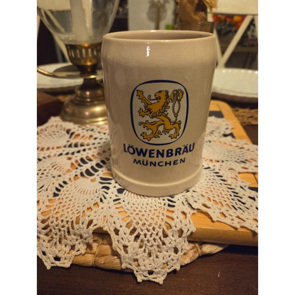 vintage 0.5L German stoneware beer stein featuring the Löwenbräu München logo